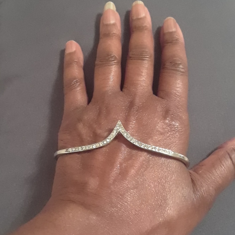 Hand Charm - Picture 2 of 3